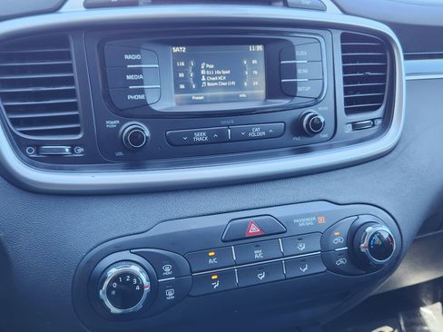 Used 2017 Kia Sorento LX AWD/4WD image 10