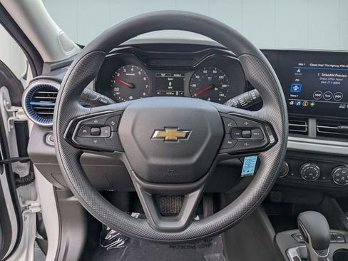 Certified 2025 Chevrolet Trax LS w/ LS Convenience Package FWD image 18
