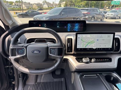 Used 2025 Ford Expedition Active AWD/4WD image 19