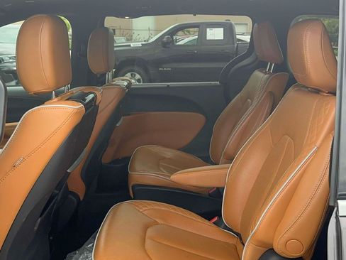 Used 2023 Chrysler Pacifica Pinnacle FWD image 10
