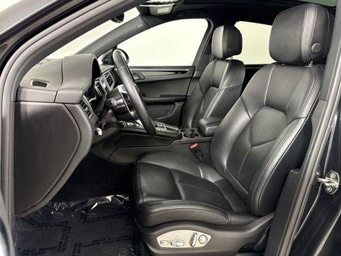 Certified 2017 Porsche Macan AWD/4WD image 5