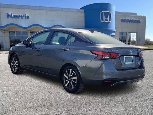 Used 2021 Nissan Versa SV image 3