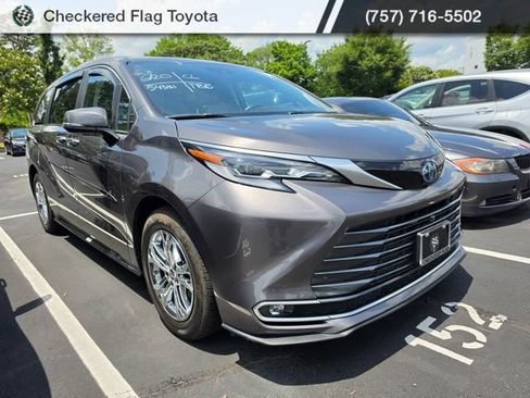 Used 2023 Toyota Sienna Platinum AWD/4WD image 3