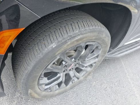 Used 2024 GMC Yukon XL SLT w/ SLT Luxury Package image 10