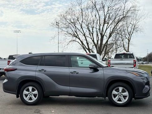 Used 2024 Toyota Highlander LE image 39