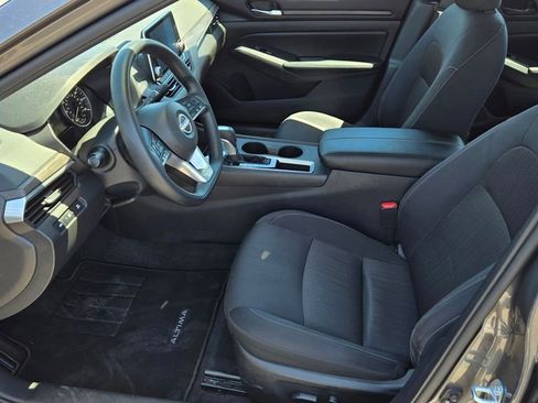 Used 2025 Nissan Altima 2.5 SV FWD image 13