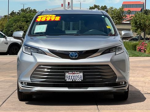 Certified 2022 Toyota Sienna Limited AWD/4WD image 11