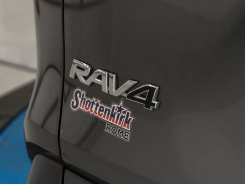 Used 2021 Toyota RAV4 XLE w/ Convenience Package FWD image 8