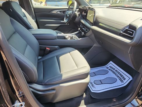 Used 2025 Chevrolet Traverse LT image 37