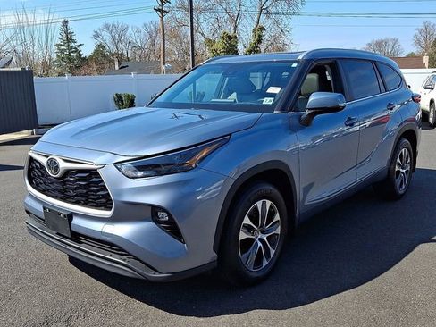 Used 2023 Toyota Highlander XLE image 3