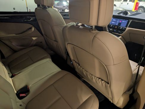 Certified 2025 Porsche Macan image 28