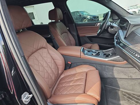 Used 2025 BMW X7 xDrive40i w/ Premium Package AWD/4WD image 11