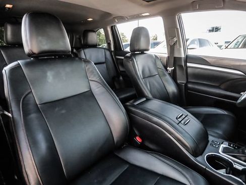 Used 2019 Toyota Highlander XLE AWD/4WD image 57