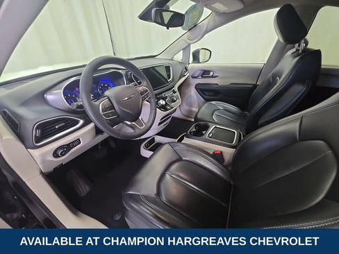 Used 2023 Chrysler Pacifica Touring-L FWD image 13