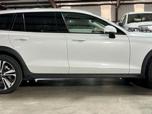 Used 2024 Volvo V60 B5 Cross Country Plus image 2