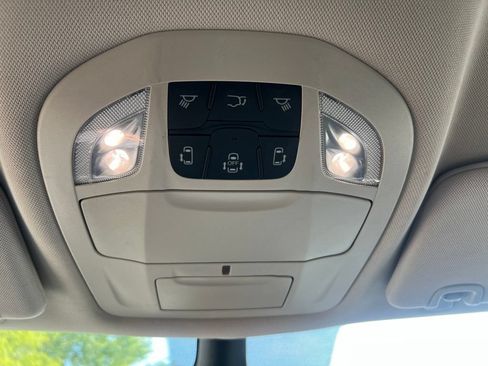 Used 2023 Chrysler Pacifica Touring-L FWD image 21