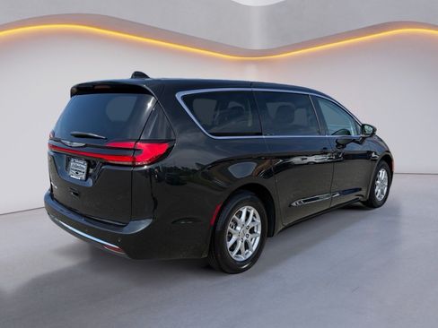Used 2023 Chrysler Pacifica Touring-L FWD image 3