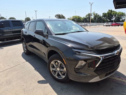 Used 2026 Chevrolet Blazer LT FWD image 2