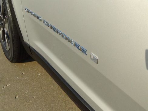 Used 2023 Jeep Grand Cherokee 4WD 4xe image 10