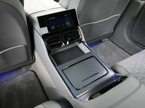 Used 2025 Bentley Flying Spur Plug-In Hybrid image 28