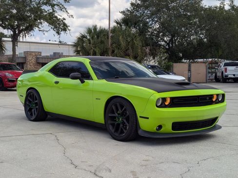 Used 2019 Dodge Challenger R/T w/ Driver Convenience Group RWD image 4