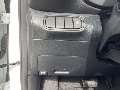 Used 2025 Hyundai Venue Limited image 19