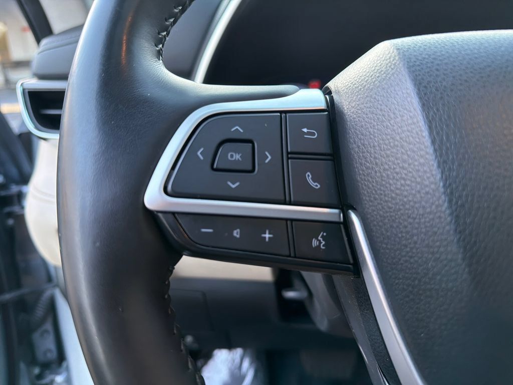 Used 2023 Toyota Highlander Limited FWD image 23