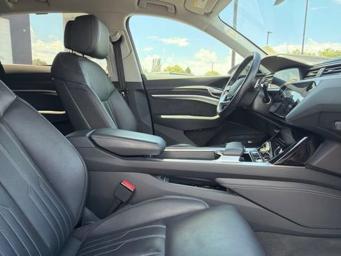 Used 2019 Audi e-tron Prestige w/ Prestige Package AWD/4WD image 12