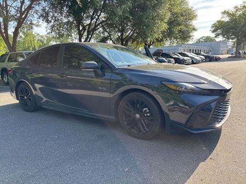 Used 2025 Toyota Camry SE image 1