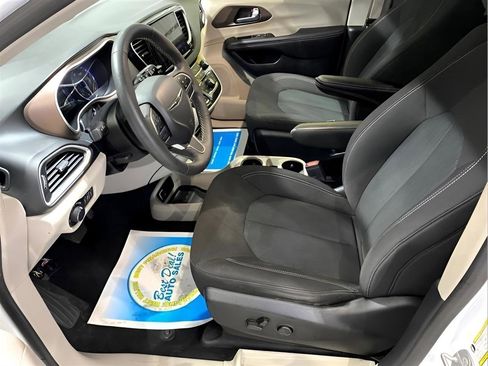Used 2022 Chrysler Voyager LX FWD image 8