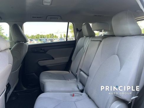 Used 2023 Toyota Highlander LE FWD image 29