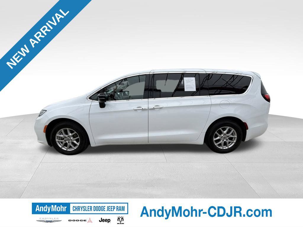 Used 2024 Chrysler Pacifica Touring-L FWD image 4