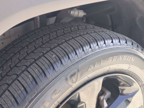 Used 2023 Jeep Grand Cherokee L Laredo image 12