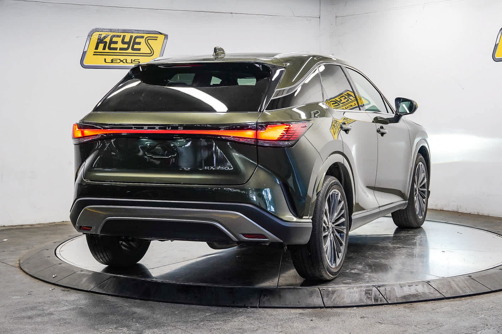 Used 2025 Lexus RX 350 Premium w/ Convenience Package FWD image 4