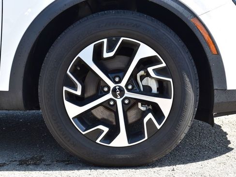 Used 2024 Kia Sportage EX image 4
