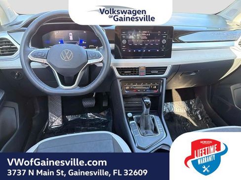 Used 2025 Volkswagen Taos SE FWD image 15