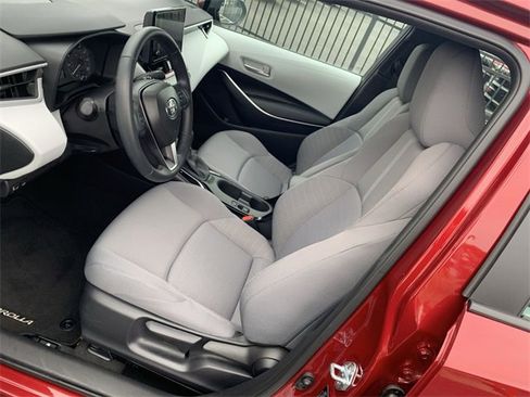 Used 2025 Toyota Corolla SE image 18