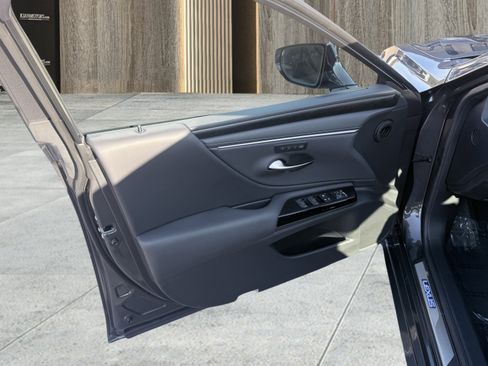 Used 2025 Lexus ES 300h F Sport image 55