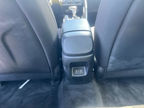 Used 2025 Hyundai Elantra SE image 32