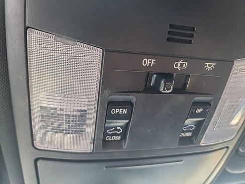 Used 2017 Toyota RAV4 SE image 16