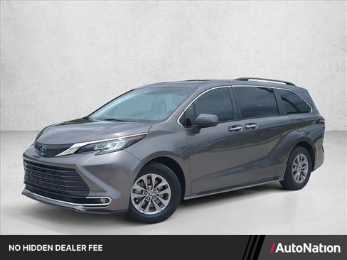 Used 2022 Toyota Sienna XLE FWD image 1