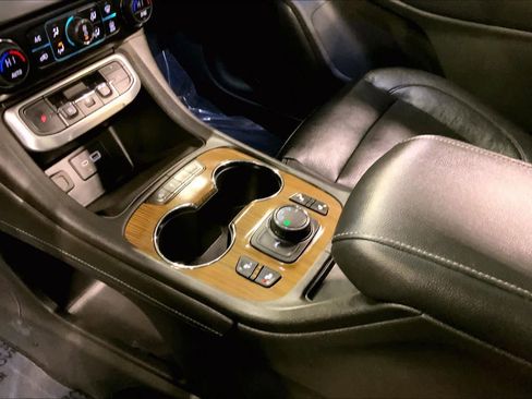 Used 2021 GMC Acadia SLE w/ Driver Convenience Package image 17