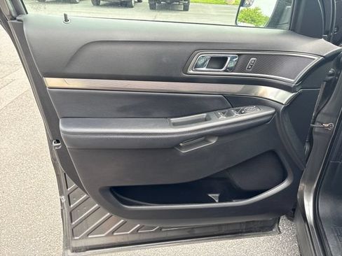 Used 2018 Ford Explorer XLT w/ Equipment Group 202A AWD/4WD image 16