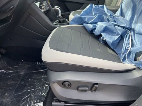 New 2025 Volkswagen Taos SE image 16