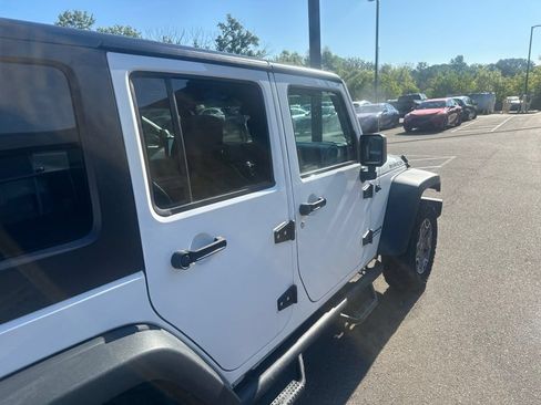Used 2015 Jeep Wrangler Unlimited Rubicon w/ Connectivity Group AWD/4WD image 15