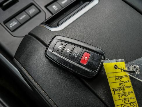 Used 2021 Toyota Highlander XLE AWD/4WD image 35