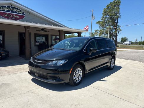 Used 2023 Chrysler Voyager LX FWD image 1