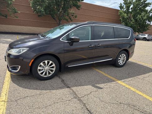 Used 2017 Chrysler Pacifica Touring-L FWD image 16