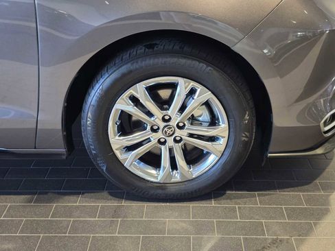 Used 2023 Toyota Sienna Platinum AWD/4WD image 9