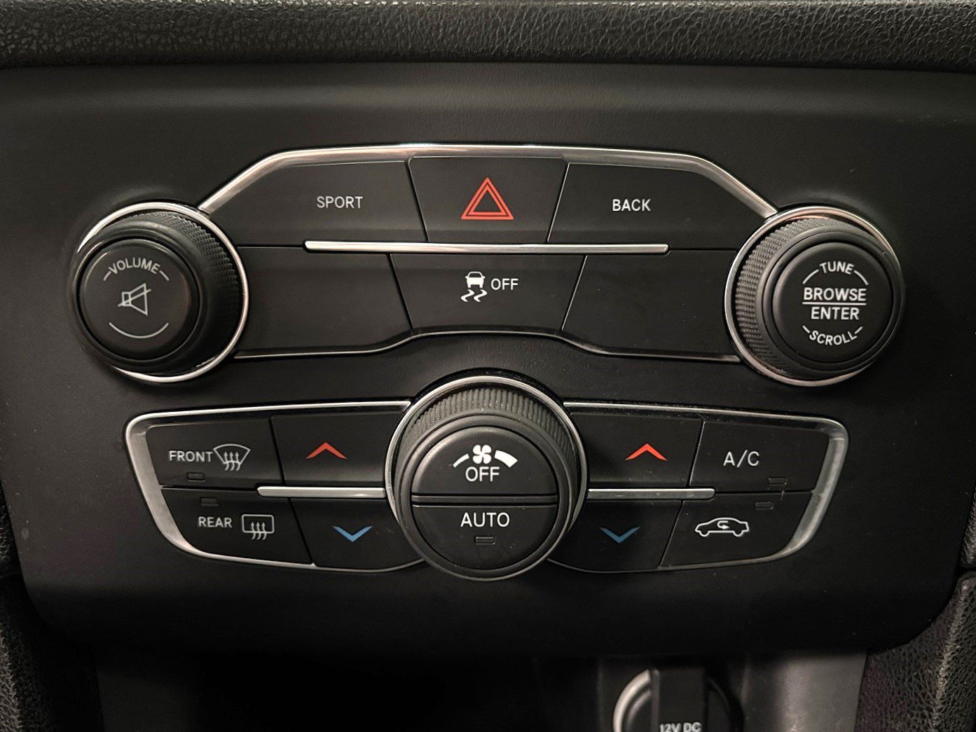 Used 2015 Dodge Charger SXT RWD image 28
